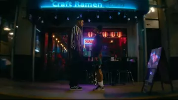 Robe Miaou Anya en imprimé rouille portée par Keisha Clark (Lovie Simone) comme on le voit dans FOREVER (S01E08)