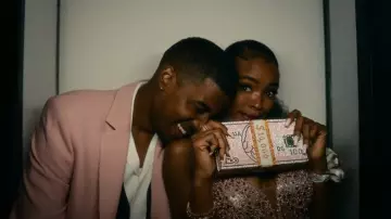 Sac à main Covelin Dollar Clutch porté par Keisha Clark (Lovie Simone) comme on le voit dans FOREVER (S01E08)