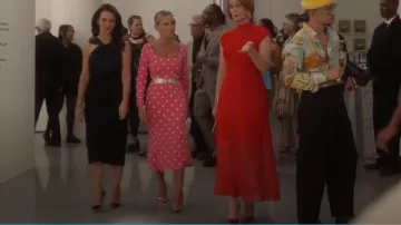 Sandale Aquazzura So Nude 105 Argent portée par Carrie Bradshaw (Sarah Jessica Parker) comme on le voit dans And Just Like That... (S03E08)