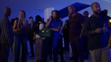 Bolso de mano Ferragamo Medium Hug usado por Terry Kirk (Lana Schupbach) como se ve en And Just Like That... (S03E08)