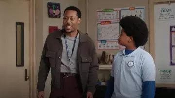 Lemaire Uniqlo U Lambswool Chaqueta de punto marrón usada por Gregory Eddie (Tyler James Williams) como se ve en It's Always Sunny in Philadelphia (T17E01)