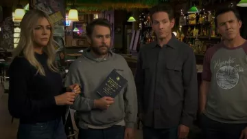 NA-KD Haut en tricot à manches longues porté par Deandra 'Dee' Reynolds (Kaitlin Olson) comme on le voit dans It’s Always Sunny in Philadelphia (S17E02)