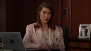Haut imprimé Guess Eco Bianca porté par Steffy Forrester (Jacqueline MacInnes Wood) tel qu’on le voit dans The Bold and the Beautiful le 17 juillet 2025