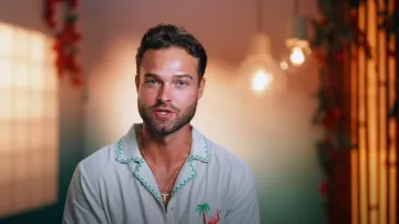 Mavrans Havana Weekend Camisa de manga corta con botones usada por Sean McLaughlin como se ve en Bachelor in Paradise (T10E03)