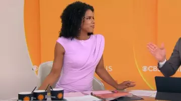 Badgley Mischka Twist Shoulder Drape Midi Dress portée par Adriana Diaz comme on le voit dans CBS Mornings le 17 juillet 2025