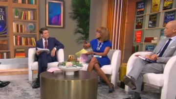 Robe fourreau Calvin Klein Capelet en régate portée par Gayle King comme on le voit dans CBS Mornings le 14 juillet 2025