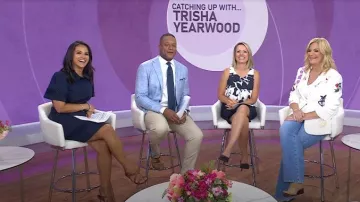 Blazer d’amour d’été Cinq à Sept Cheyenne porté par Trisha Yearwood comme on le voit dans Today le 18 juillet 2025