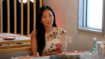 Top cruzado de un hombro de Magda Butrym usado por Katie Ginella como se ve en The Real Housewives of Orange County (T19E02)