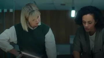 Suivant Gilet sans manches vert porté par DS Karen Pirie (Lauren Lyle) comme on le voit dans Karen Pirie (S02E01)