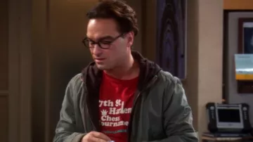 T-shirt rouge 147th St Harlem Chess Tourenament Checkmate porté par Leonard Hofstadter (Johnny Galecki) dans The Big Bang Theory (S02E08)