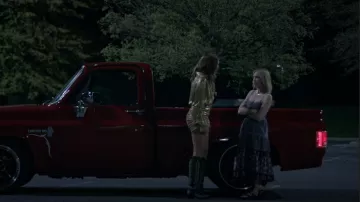 Sandalias de ante Isabel Marant Lennyo usadas por Sophie O'Neill (Brittany Snow) como se ve en The Hunting Wives (T01E01)