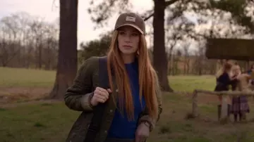 Chaqueta Barbour Beadnell Polarquilt usada por Callie (Jaime Ray Newman) como se ve en The Hunting Wives (S01E01)