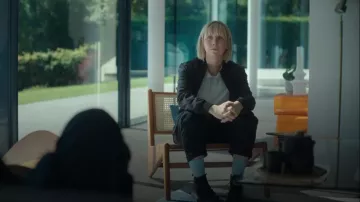 Dr Martens 101 Yellow Stitch Smooth Leather Botle Bottines portées par DS Karen Pirie (Lauren Lyle) comme on le voit dans Karen Pirie (S02E01)