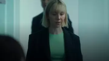 Blazer portable à tirer et à ours porté par DS Karen Pirie (Lauren Lyle) comme on le voit dans Karen Pirie (S02E01)