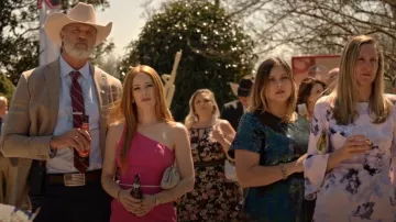 Dress the Population Pink One Shoulder Midi Dress by Callie (Jaime Ray Newman) comme on le voit dans The Hunting Wives (S01E01)
