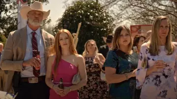 Vestido midi rosa de un hombro de Dress the Population usado por Callie (Jaime Ray Newman) como se ve en The Hunting Wives (S01E01)