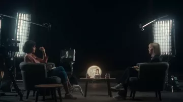 Zapatillas de running Asics GEL-1130 usadas por la DS Karen Pirie (Lauren Lyle) como se ve en Karen Pirie (S02E01)