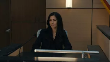 Blouse Helek Club Monaco portée par Melissa Conley (Isabel Arraiza) telle qu’on la voit dans Accusé (S02E01)