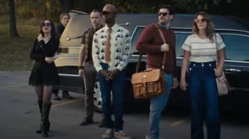 Vans SK8-HI Unisexe – Fatal Floral Golden Brown porté par Kawayan (Emmanuel Kabongo) comme on le voit dans Hell Motel (S01E01)