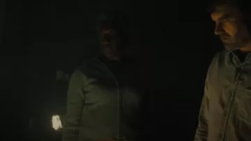 Cárdigan verde para mujer de Gap usado por Shirley Dantree (Yanna McIntosh) visto en Hell Motel (T01E04)