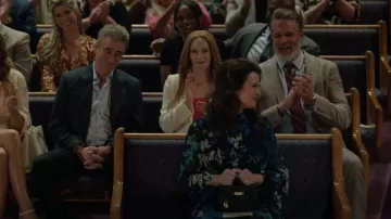 Hermès Mini Sac Kelly en Cuir Noir porté par Jill (Katie Lowes) comme on le voit dans The Hunting Wives (S01E02)