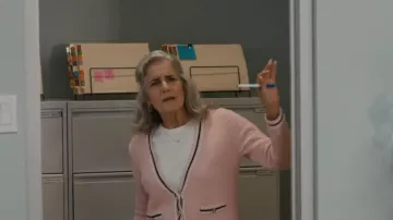 Cárdigan con cuello en V de Talbots usado por Debra Winger como se ve en el acusado (S02E05)