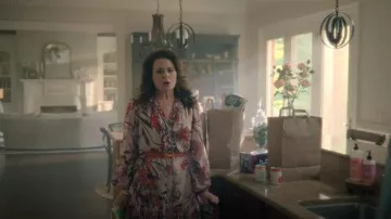 Ceinture en cuir rouge Hermes H portée par Jill (Katie Lowes) comme on le voit dans The Hunting Wives (S01E03)