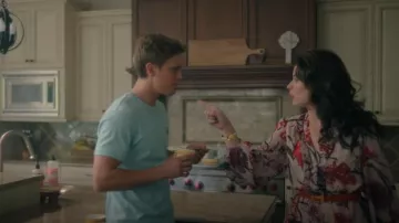 Hermes H Bracelet jonc en or émaillé blanc porté par Jill (Katie Lowes) comme on le voit dans The Hunting Wives (S01E03)