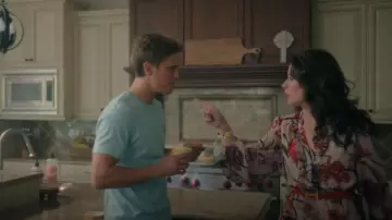 Brazalete de oro Hermes H esmalte blanco usado por Jill (Katie Lowes) como se ve en The Hunting Wives (S01E03)