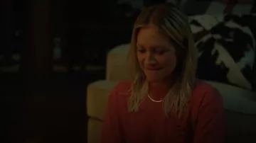 Camiseta gráfica roja de Salt Life usada por Sophie O'Neill (Brittany Snow) como se ve en The Hunting Wives (S01E03)