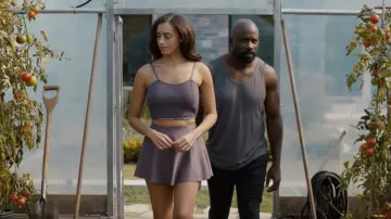 Falda de tenis Alo Yoga Airlift Down The Line usada por Eve (Kiara Barnes) como se ve en Acusado (S02E08)