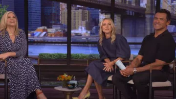 Robe d’exercice en lin ceinturée à manches ballon Chloe portée par Kelly Ripa comme on le voit en DIRECT avec Kelly et Mark le 21 juillet 2025