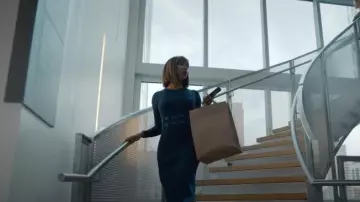 Vestido PH5 Aster usado por Megan (Sonequa Martin-Green) como se ve en Acusado (S02E08)