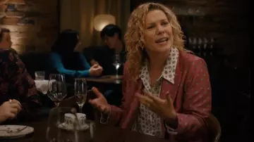 Blazer de jacquard de satén de Zara usado por Britney Thoms (Wrenn Schmidt) como se ve en Acusado (S02E08)