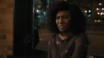 Camiseta arrugada de micromalla con estampado contemporáneo usada por Lila (Jade Eshete) como se ve en Accused (S02E08)