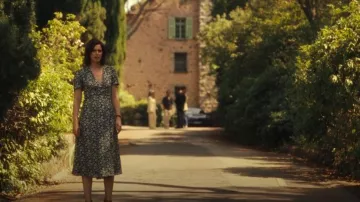 Monoprix Robe de Jour portée par Lucie (Louise Coldefy) vue dans Sous un soleil noir (S01E01)