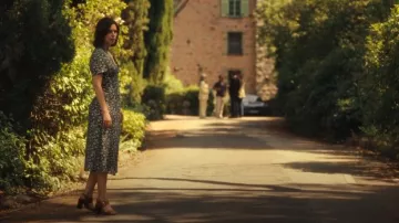 Talon Sadie de Kurt Geiger porté par Lucie (Louise Coldefy) comme on le voit dans Under a Dark Sun (S01E01)