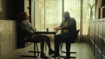 Chaussures Vans Sk8-Hi portées par Alba (Ava Baya) comme on le voit dans Sous un soleil sombre (S01E01)