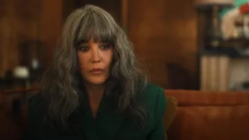 Blazer tissé Jacquemus Titolo porté par Béatrice Lasserre (Isabelle Adjani) comme on le voit dans Sous un soleil sombre (S01E01)