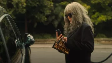 Jacquemus Le Chiquito Long 'Leopard Brown' porté par Béatrice Lasserre (Isabelle Adjani) comme on le voit dans Under a Dark Sun (S01E02)