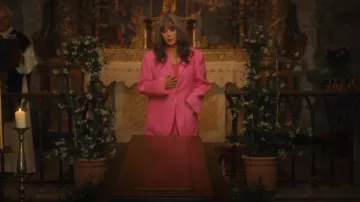 Jacquemus Veston Rose Le raphia porté par Béatrice Lasserre (Isabelle Adjani) comme on le voit dans Sous un soleil noir (S01E02)