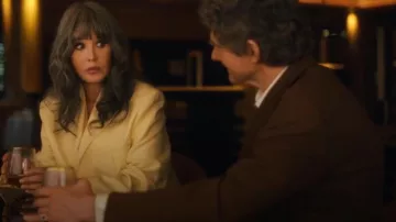 Jacquemus La veste d’homme portée par Béatrice Lasserre (Isabelle Adjani) vue dans Sous un soleil noir (S01E03)