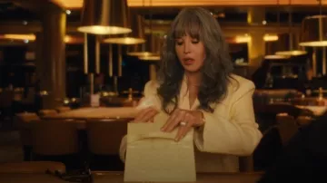 Jacquemus Le Papier Sac 'Le Grand Bambino' porté par Béatrice Lasserre (Isabelle Adjani) vu dans Sous un soleil noir (S01E03)