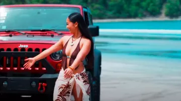 Top marrón drapeado con espalda abierta de Nicoxijia usado por Lea Cayanan como se ve en Bachelor in Paradise (S10E04)