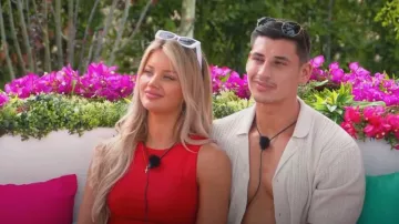Top blanco Fox Totally In Love usado por Hannah Steinfeld como se ve en Love Island Australia (S06E03)