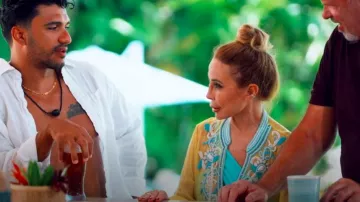 Top túnica Resort con cuello en V adornado Boston Proper usado por April Kirkwood como se ve en Bachelor in Paradise (S10E04)