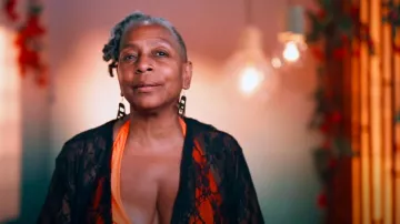 Mini Pendientes de Silla Plegable Genéricos en Negro usados por Natascha Hardee como se ve en Bachelor in Paradise (S10E04)