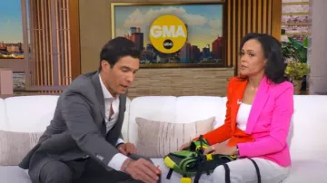 Blazer de doble botonadura con bloques de color L'Agence Kenzie usado por Linsey Davis como se ve en Good Morning America el 22 de julio de 2025