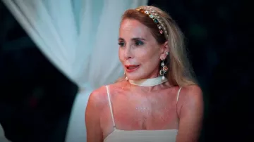 Pendientes llamativos de Kate Spade Victoria usados por April Kirkwood como se ve en Bachelor in Paradise (S10E04)