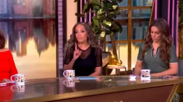 Minivestido de polo de punto Simkhai Weslee usado por Alyssa Farah Griffin como se ve en The View el 7 de julio de 2025